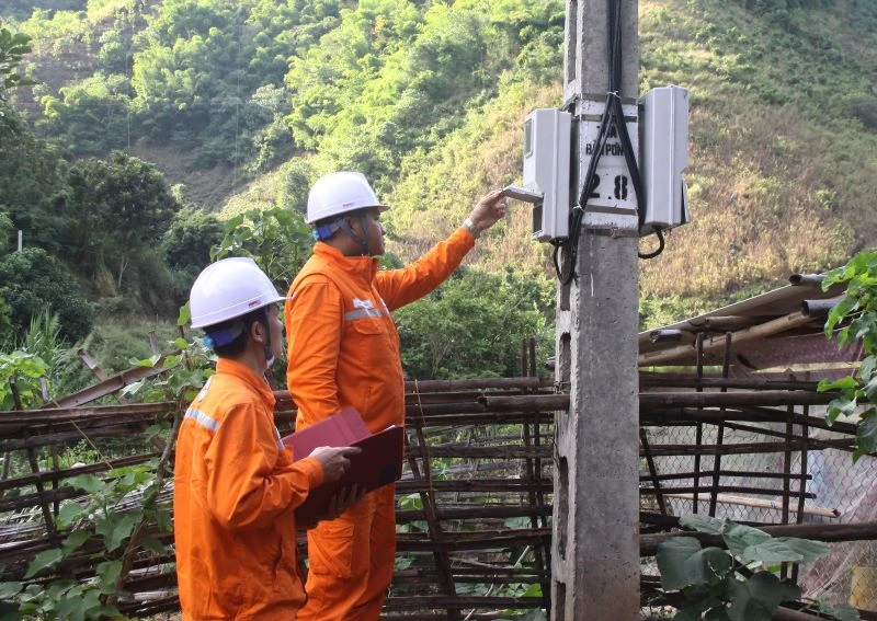 Cán bộ điện lực Sơn La kiểm tra trước khi đóng điện cho 160 hộ dân tộc H’Mông bản Pá Nó.