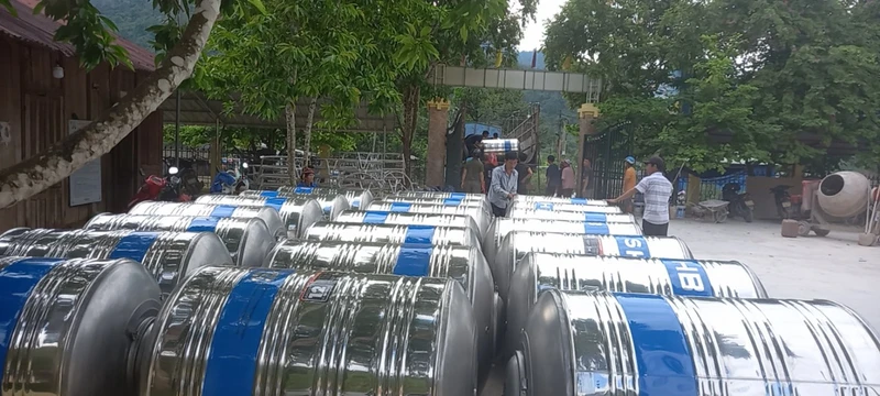 Cán bộ huyện Mường Nhé kiểm tra chất lượng bình chứa nước trước khi cấp cho các gia đình người dân tộc thiểu số ở xã Chung Chải.