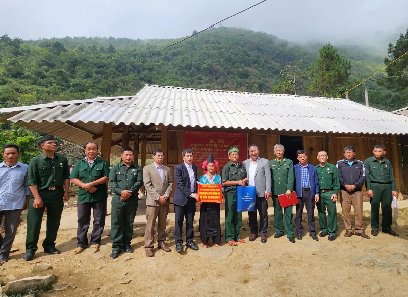  Công ty Điện lực Sơn La bàn giao nhà cho gia đình ông Thào Giống Sếnh, dân tộc H’Mông, bản Ty, xã Chiềng Bôm, huyện Thuận Châu.