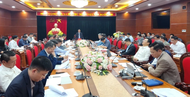 Chủ tịch Ủy ban nhân dân tỉnh Hòa Bình (giữa) chủ trì hội nghị.