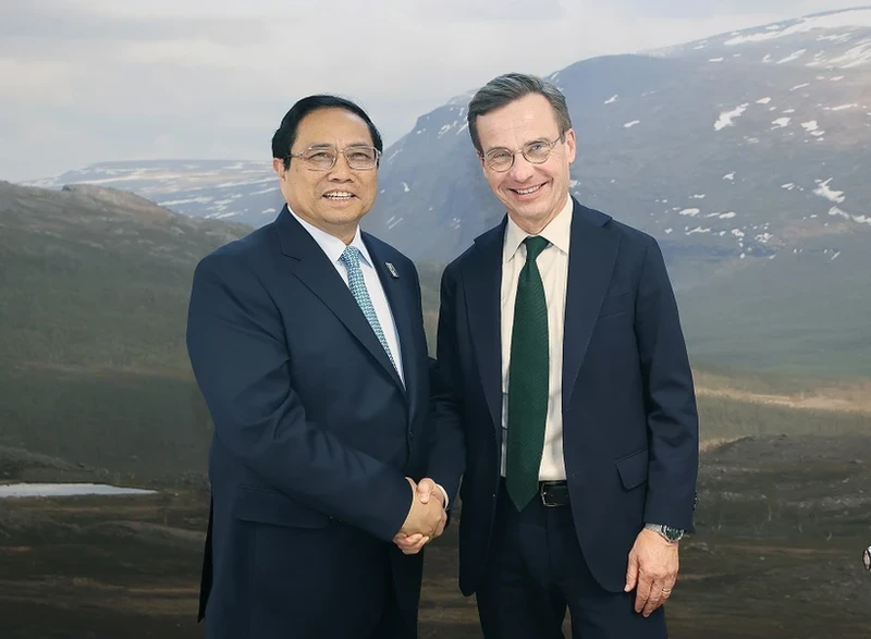 Thủ tướng Phạm Minh Chính gặp Thủ tướng Thụy Điển Ulf Kristersson. (Ảnh:TTXVN)