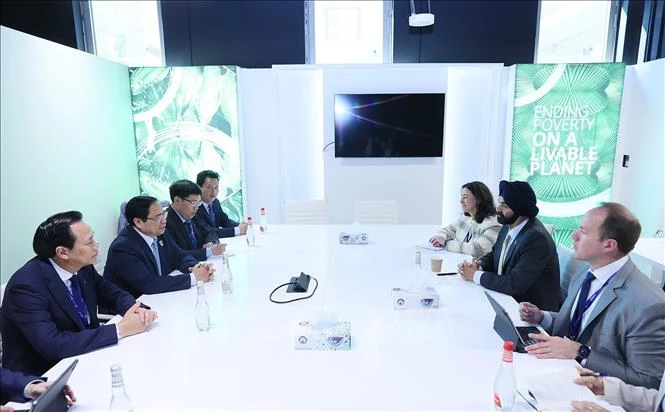 Thủ tướng Phạm Minh Chính gặp Chủ tịch Ngân hàng Thế giới (WB) Ajay Banga. Ảnh: Dương Giang/TTXVN