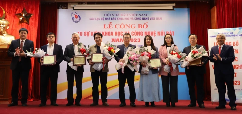 Ban Tổ chức tặng hoa, chúc mừng đại diện các nhóm tác giả có sự kiện được bình chọn.