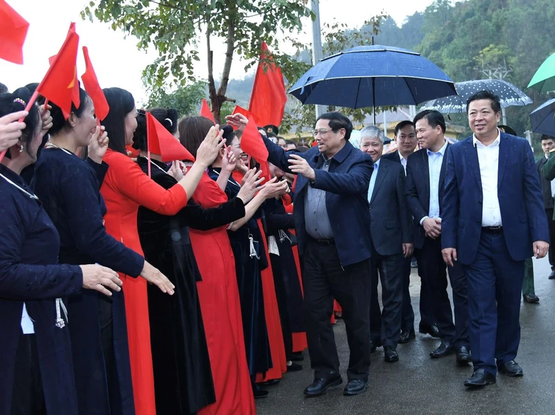 Thủ tướng Phạm Minh Chính với bà con nhân dân khu vực Cửa khẩu quốc tế Trà Lĩnh.
