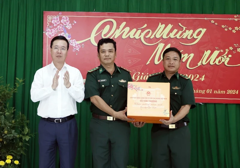 Chủ tịch nước Võ Văn Thưởng tặng quà Đồn biên phòng Thổ Châu.