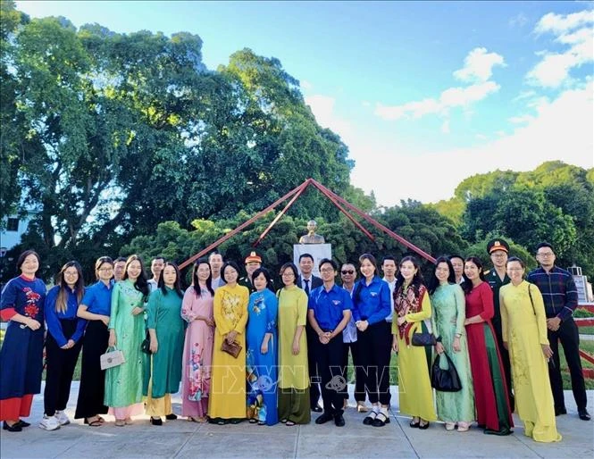 Cán bộ, đảng viên đang sinh hoạt tại các chi bộ thuộc Đại sứ quán và các cơ quan đại diện của Việt Nam ở Cuba tưởng niệm Chủ tịch Hồ Chí Minh tại công viên mang tên Người ở thủ đô La Habana, Cuba. 