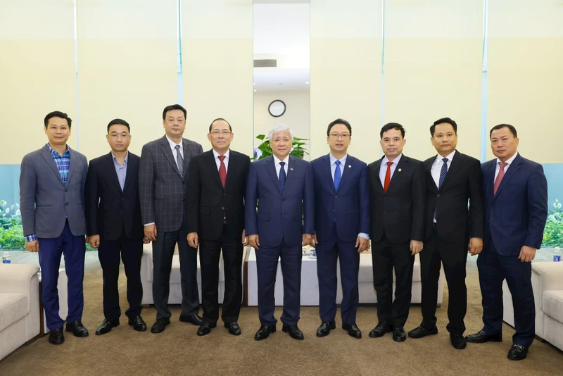 Đoàn đại biểu cấp cao UBTƯ MTTQ Việt Nam do Bí thư Trung ương Đảng, Chủ tịch UBTƯ MTTQ Việt Nam Đỗ Văn Chiến làm Trưởng đoàn bắt đầu chuyến thăm và dự Hội nghị Chủ tịch Mặt trận 3 nước Campuchia - Lào - Việt Nam tại nước Cộng hòa Dân chủ Nhân dân Lào.