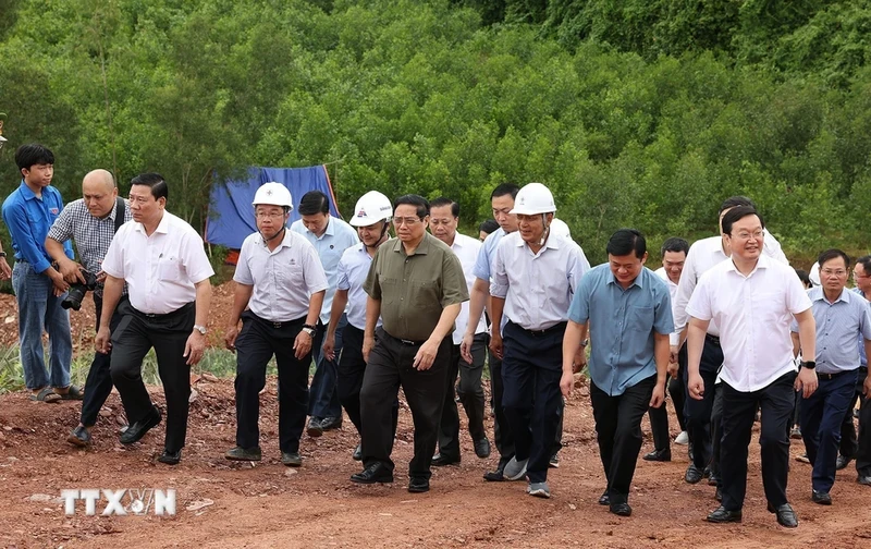 Thủ tướng Phạm Minh Chính kiểm tra công trường thi công dự án đường dây tải điện 500kV mạch 3 đoạn qua tỉnh Nghệ An. (Ảnh: Dương Giang/TTXVN) 