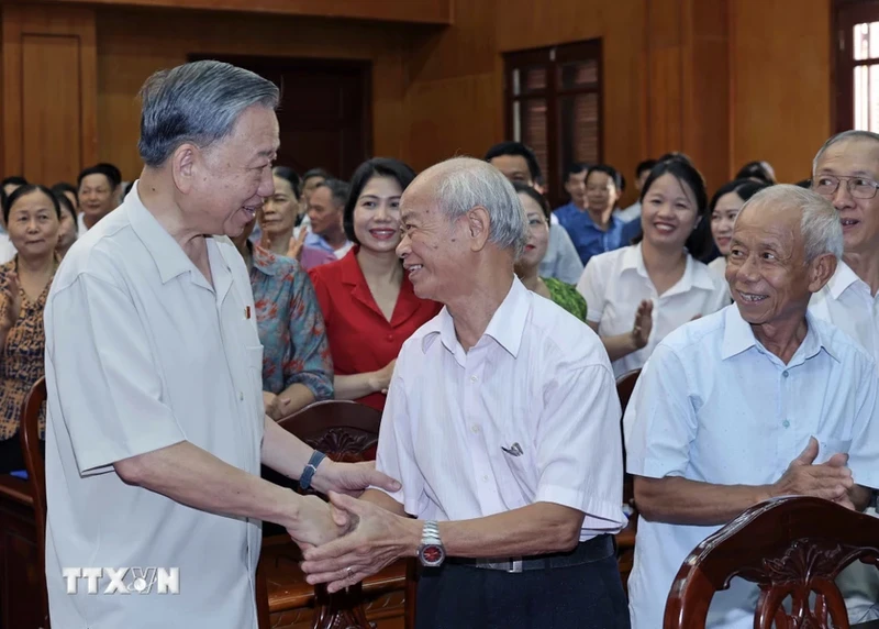 Chủ tịch nước Tô Lâm với các cử tri tỉnh Hưng Yên. 