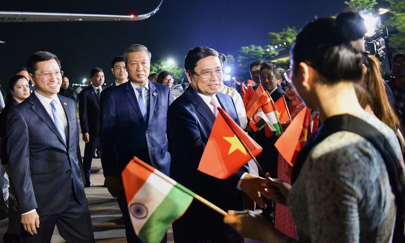 Cán bộ, nhân viên Đại sứ quán Việt Nam tại Ấn Độ đón Thủ tướng Phạm Minh Chính tại Sân bay quân sự Palam ở Thủ đô New Delhi. 