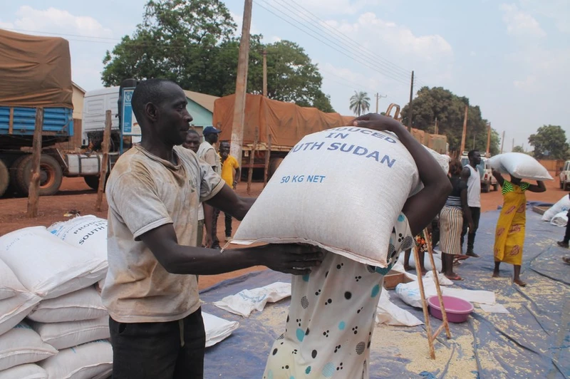 Phân phát lương thực cho người dân ở Nam Sudan. Ảnh: Tân Hoa xã