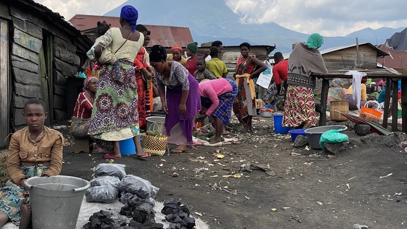 Người dân tại một khu chợ tạm ở Bunagana, một thị trấn biên giới ở phía đông bắc DRC. Ảnh: Tân Hoa xã