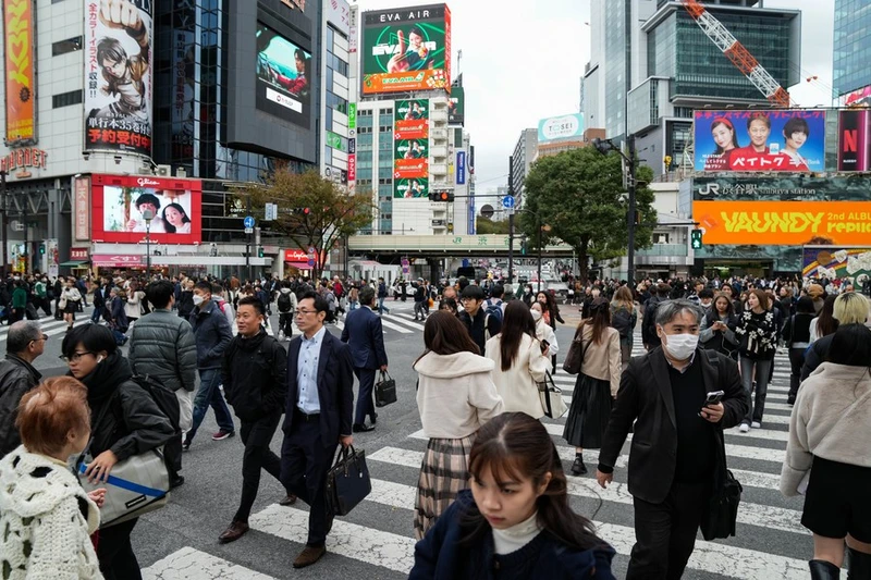 Người dân đi bộ qua một ngã tư ở Tokyo, Nhật Bản. Ảnh: Tân Hoa xã