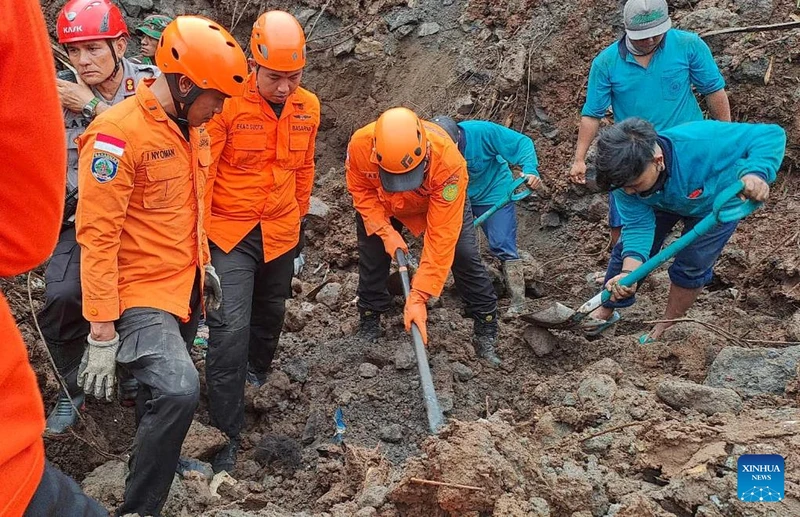 Lực lượng cứu hộ đang tiến hành các hoạt động cứu hộ cứu nạn sau vụ lở đất xảy ra ở làng Ubung Kaja thuộc Denpasar, Bali, Indonesia. (Ảnh: Tân Hoa xã)