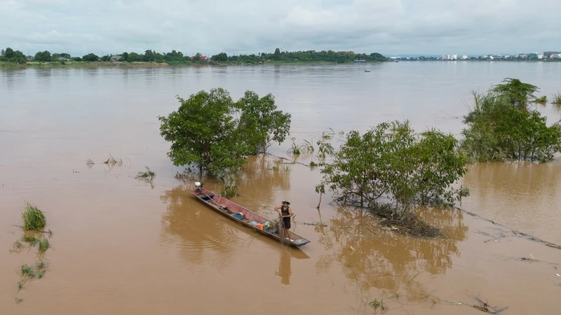 Một người dân đang đánh cá trên sông Mê Kông dọc theo bãi cát ngập nước, phía tây thủ đô Viêng Chăn của Lào.