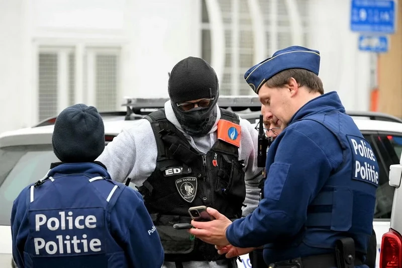 Cảnh sát Bỉ truy đuổi những kẻ có vũ trang sau vụ nổ súng bên ngoài tàu điện ngầm Brussels. (Ảnh: AFP/Getty )