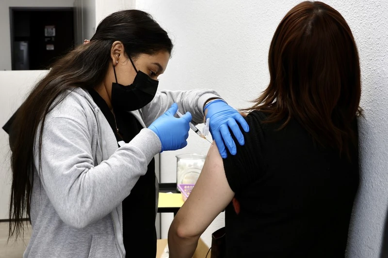 Một nhân viên y tế tiêm vaccine cúm tại một trung tâm y tế ở Rosemead, California. Ảnh: Tân Hoa xã