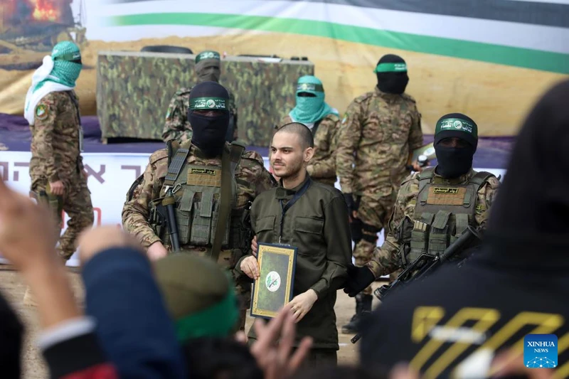 Hamas bàn giao con tin người Israel cho Ủy ban Chữ thập đỏ Quốc tế, tại trại tị nạn al-Nuseirat, ở Gaza. Ảnh: Tân Hoa xã