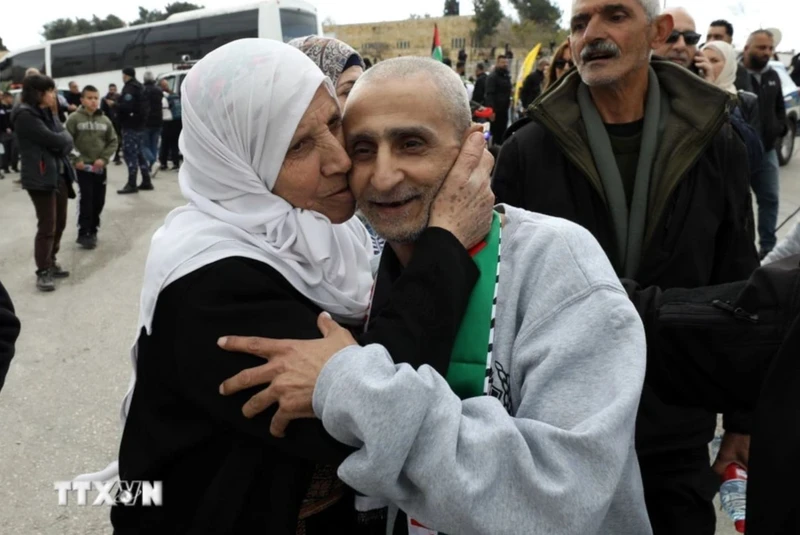 Người thân đón các tù nhân Palestine được trả tự do tại thành phố Ramallah, Khu Bờ Tây, ngày 1/2. (Ảnh: THX/TTXVN)