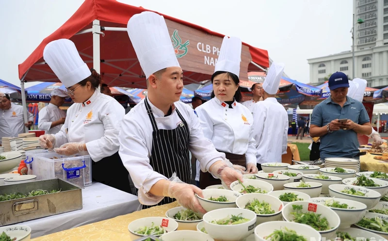 Các nghệ nhân chuẩn bị phở cho khách tại Festival Phở 2024. (Ảnh ND)