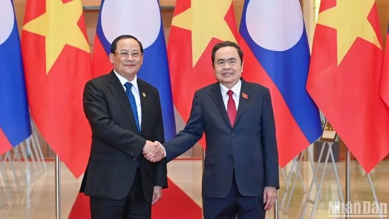 Chủ tịch Quốc hội Trần Thanh Mẫn và Thủ tướng Lào Sonexay Siphandone.