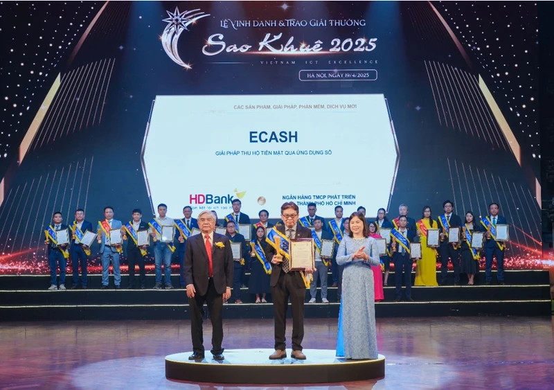 Ông Trần Hoài Phương- Giám đốc Khối Khách hàng doanh nghiệp HDBank- đại diện HDBank nhận giải Sao Khuê.