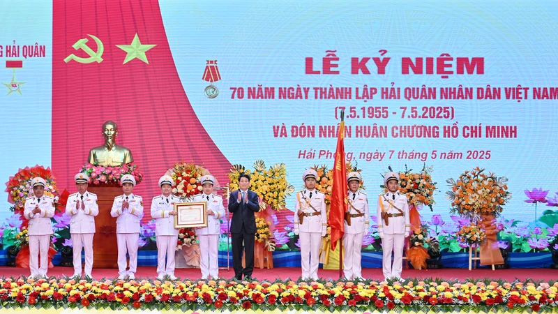 Chủ tịch nước Lương Cường trao Huân chương Hồ Chí Minh tặng Quân chủng Hải quân.
