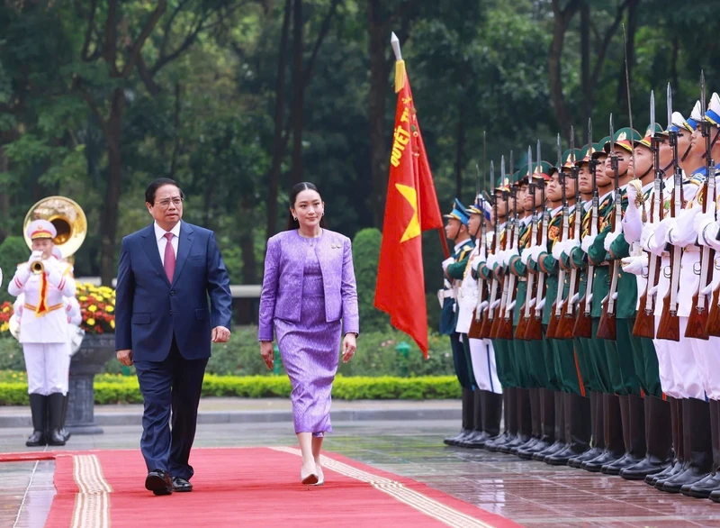 Thủ tướng Phạm Minh Chính và Thủ tướng Vương quốc Thái Lan Paetongtarn Shinawatra duyệt Đội danh dự Quân đội nhân dân Việt Nam.