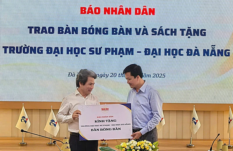 Đồng chí Tạ Quang Dũng trao tặng bàn bóng bàn tiêu chuẩn cho Trường đại học Sư phạm, Đại học Đà Nẵng.