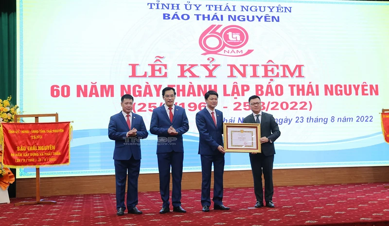 Đồng chí Lê Quốc Minh, Ủy viên Trung ương Đảng, Tổng Biên tập Báo Nhân Dân, Phó Trưởng Ban Tuyên giáo và Dân vận Trung ương, Chủ tịch Hội Nhà báo Việt Nam trao Bằng khen của Ban Tuyên giáo và Dân vận Trung ương cho Báo Thái Nguyên (Ảnh:Thainguyen.gov.vn)