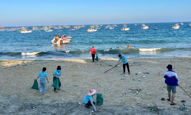 Tổ cộng đồng bảo vệ nguồn lợi thủy sản xã Nhơn Lý (thành phố Quy Nhơn) thường xuyên tổ chức thu gom rác thải trên biển.