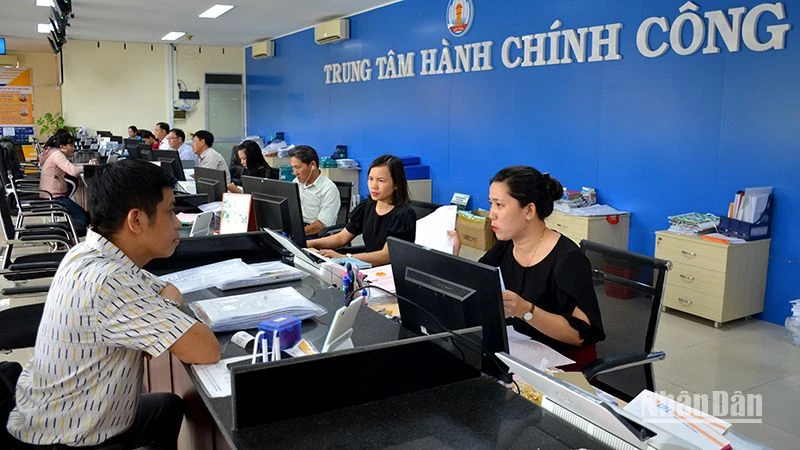 Trung tâm Hành chính công Bình Thuận tiếp nhận hồ sơ, giải quyết các thủ tục hành chính cho người dân và doanh nghiệp.