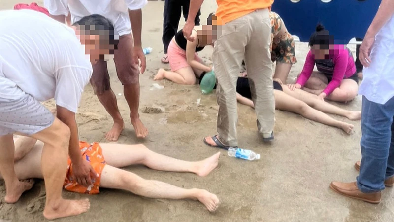 Sơ cứu hai nạn nhân bị nặng ngay tại bờ biển