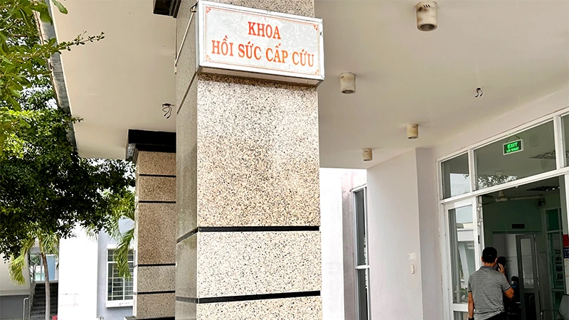 Những du khách nghi bị ngộ độc thực phẩm đang được điều trị tại khoa Hồi sức cấp cứu, Trung tâm y tế thành phố Phan Thiết, Bình Thuận.