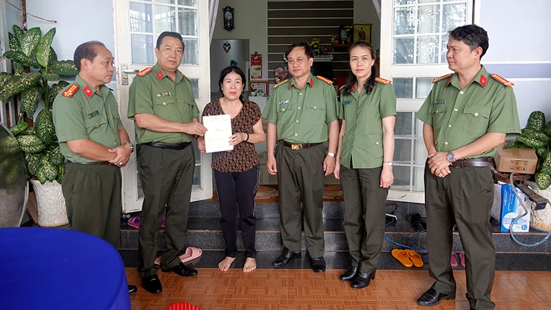 Đoàn công tác thăm hỏi, trao quà cho gia đình liệt sĩ Nguyễn Đăng Nhân, cán bộ Công an xã Ea Ktur. (Ảnh: Công an Bình Thuận)