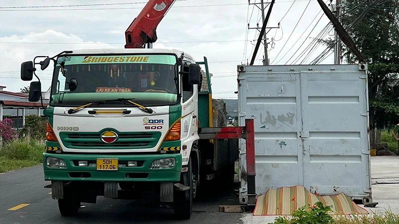 Hiện trường xe cẩu vướng dây điện trung thế tại xã Tân Thành, huyện Hàm Thuận Nam, Bình Thuận.