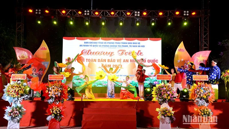 Biểu diễn văn nghệ trong Chương trình “Ngày hội Toàn dân bảo vệ an ninh Tổ quốc” xã Hàm Liêm, huyện Hàm Thuận Bắc, tỉnh Bình Thuận. (Ảnh: Đình Châu)
