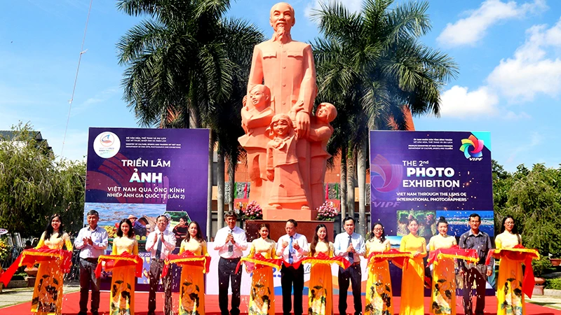 Đại diện lãnh đạo UBND tỉnh Bình Thuận, các đơn vị liên quan của tỉnh và đại diện Cục Mỹ thuật, Nhiếp ảnh và Triển lãm cắt băng khai mạc Triển lãm.