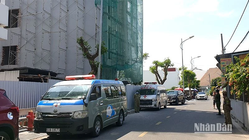 Các lực lượng công an, dân phòng địa phương phong tỏa bảo vệ hiện trường, bảo đảm an ninh trật tự trong khu vực.