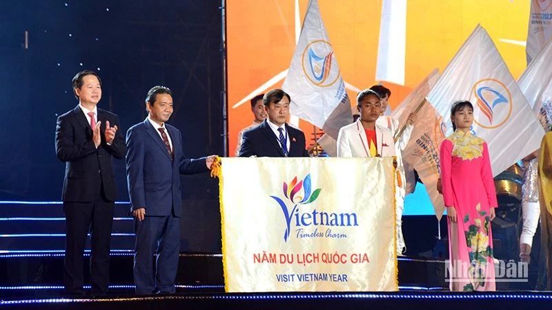 Chủ tịch Ủy ban nhân dân tỉnh Bình Thuận và Bộ Văn hóa, Thể thao và Du lịch chuyển giao cờ tổ chức đăng cai Năm Du lịch quốc gia 2024 cho tỉnh Điện Biên.
