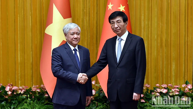 Đồng chí Đỗ Văn Chiến và đồng chí Vương Hộ Ninh. (Ảnh: HỒ QUÂN)