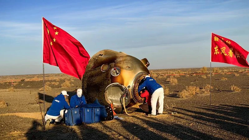 Mô-đun chở người của tàu Thần Châu 16 hạ cánh an toàn tại bãi đáp Đông Phong. (Ảnh: Tân Hoa Xã)