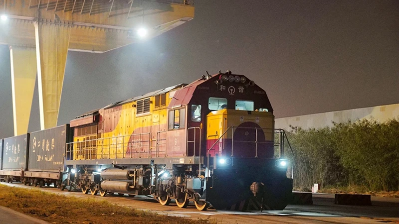 Chuyến tàu hàng container liên vận Nam Ninh-Yên Viên đầu tiên trong năm 2024 trước giờ khởi hành. (Ảnh: people.com.cn)