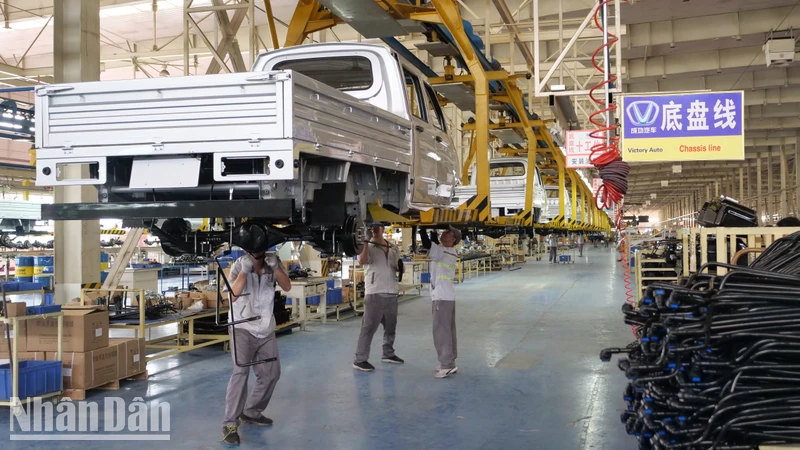Một dây chuyền lắp ráp ô-tô của Tập đoàn ô-tô Chenggong tại tỉnh Sơn Tây, Trung Quốc.