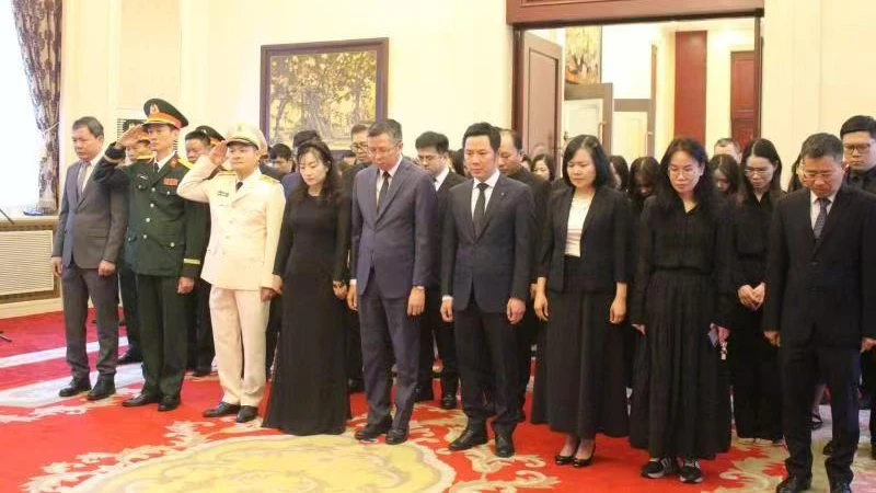 Đại sứ Phạm Thanh Bình cùng tập thể cán bộ, nhân viên Đại sứ quán Việt Nam tại Trung Quốc vĩnh biệt đồng chí Trần Đức Lương. 