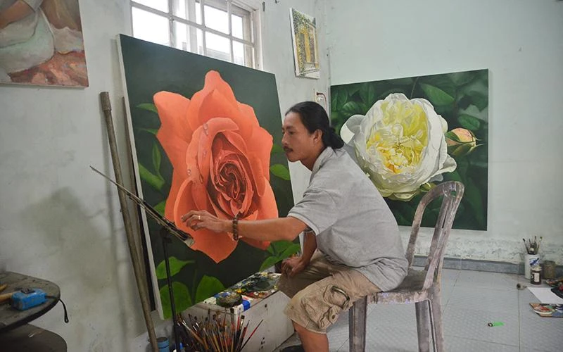 Vẽ hoa hồng là sở trường của Trần Huy Tuân.