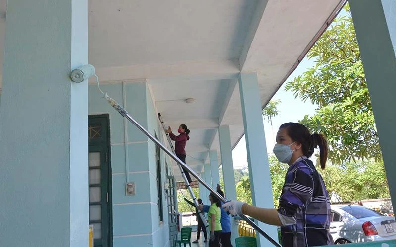 Giáo viên Trường mầm non Bình Trung (huyện Chợ Đồn, tỉnh Bắc Kạn) dọn dẹp, chỉnh trang lớp học chuẩn bị cho ngày khai giảng.