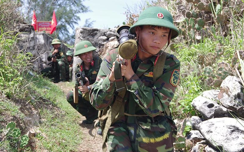Bộ đội Tiểu đoàn Phòng thủ đảo Bạch Long Vĩ tham gia diễn tập khu vực phòng thủ huyện năm 2022.