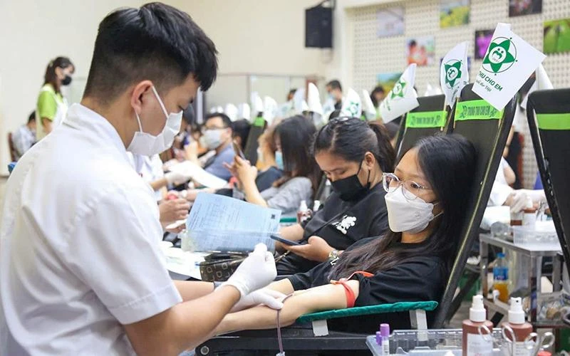 Tham gia hiến máu tình nguyện tại Viện Huyết học-Truyền máu Trung ương. (Ảnh THÙY TRANG) 