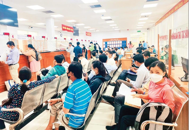 Người dân làm thủ tục hành chính tại thành phố Thủ Đức. (Ảnh Sỹ Hưng)
